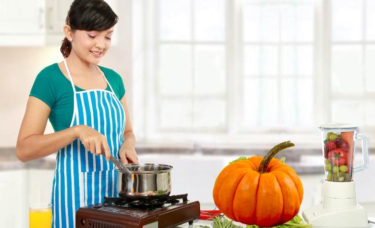Donna cucina