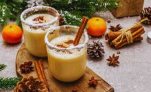 zabaione in due bicchieri con cannella e dietro l'albero di natale